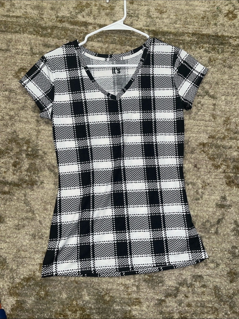 !it jeans Black and White Plaid V-Neck Short Sleeve Tee